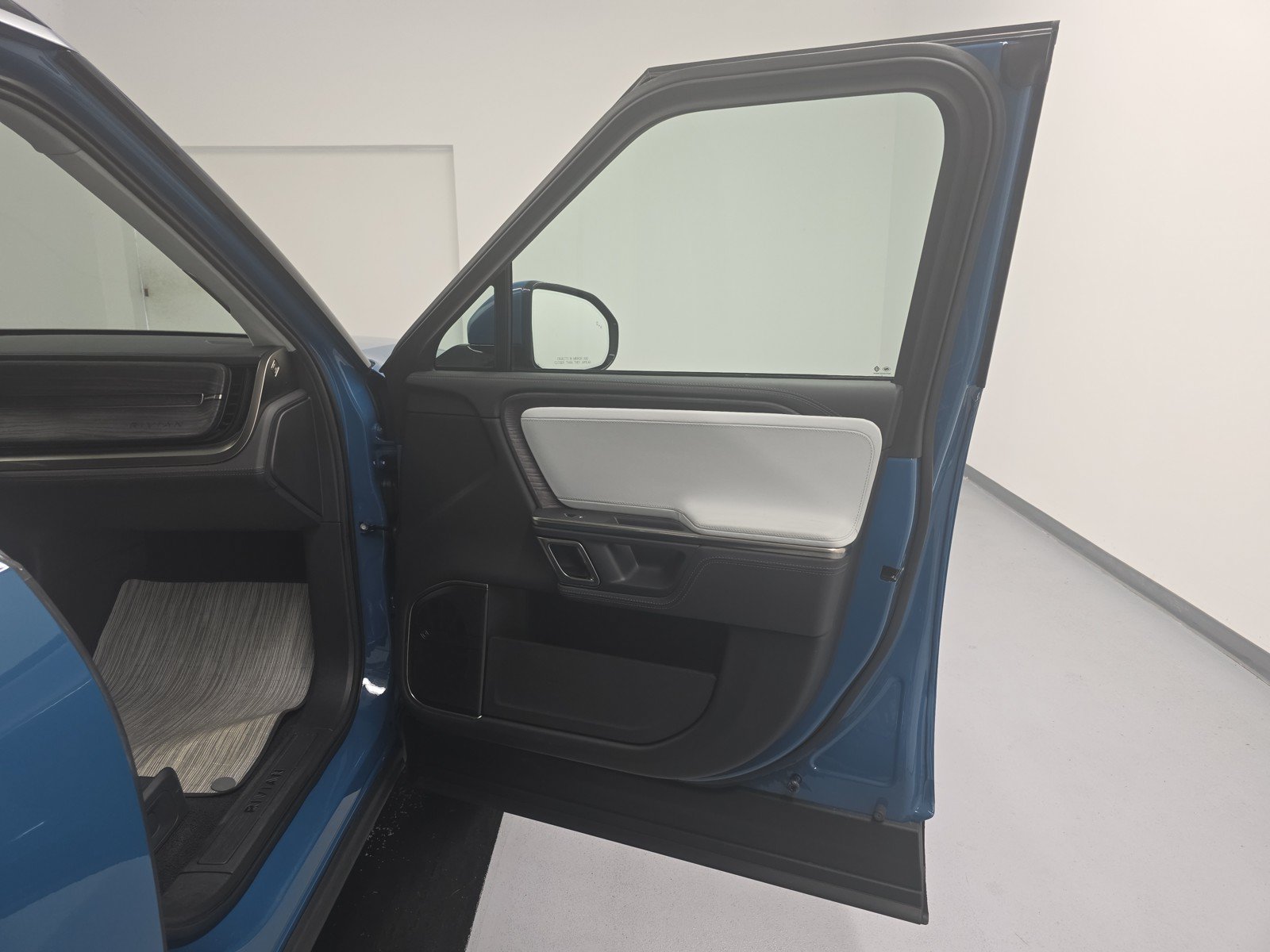 Used 2023 Rivian R1S Adventure AWD/4WD image 18