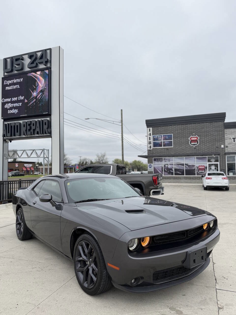 Used 2019 Dodge Challenger SXT w/ Blacktop Package RWD image 1