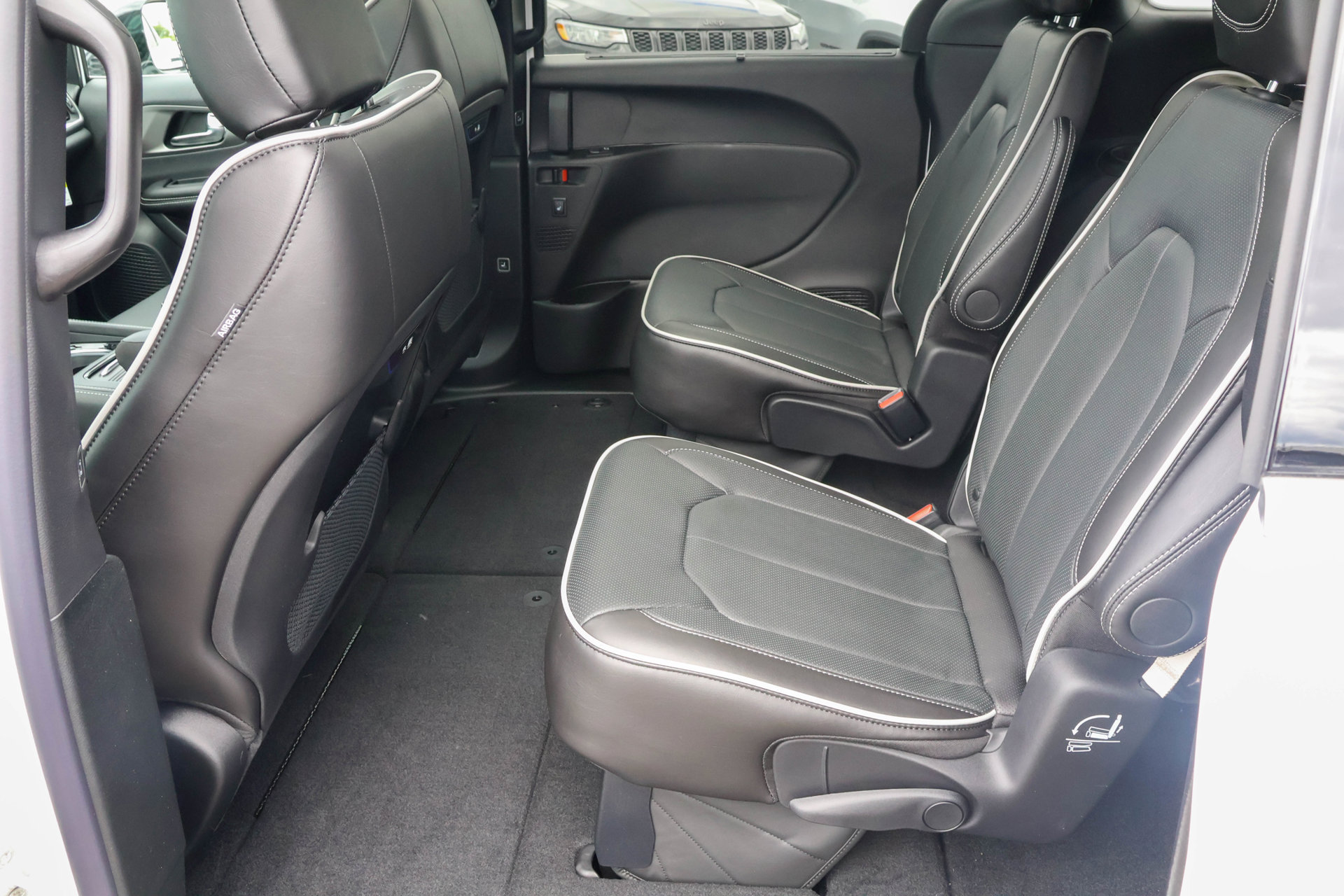 New 2027 Chrysler Pacifica Limited AWD/4WD image 16