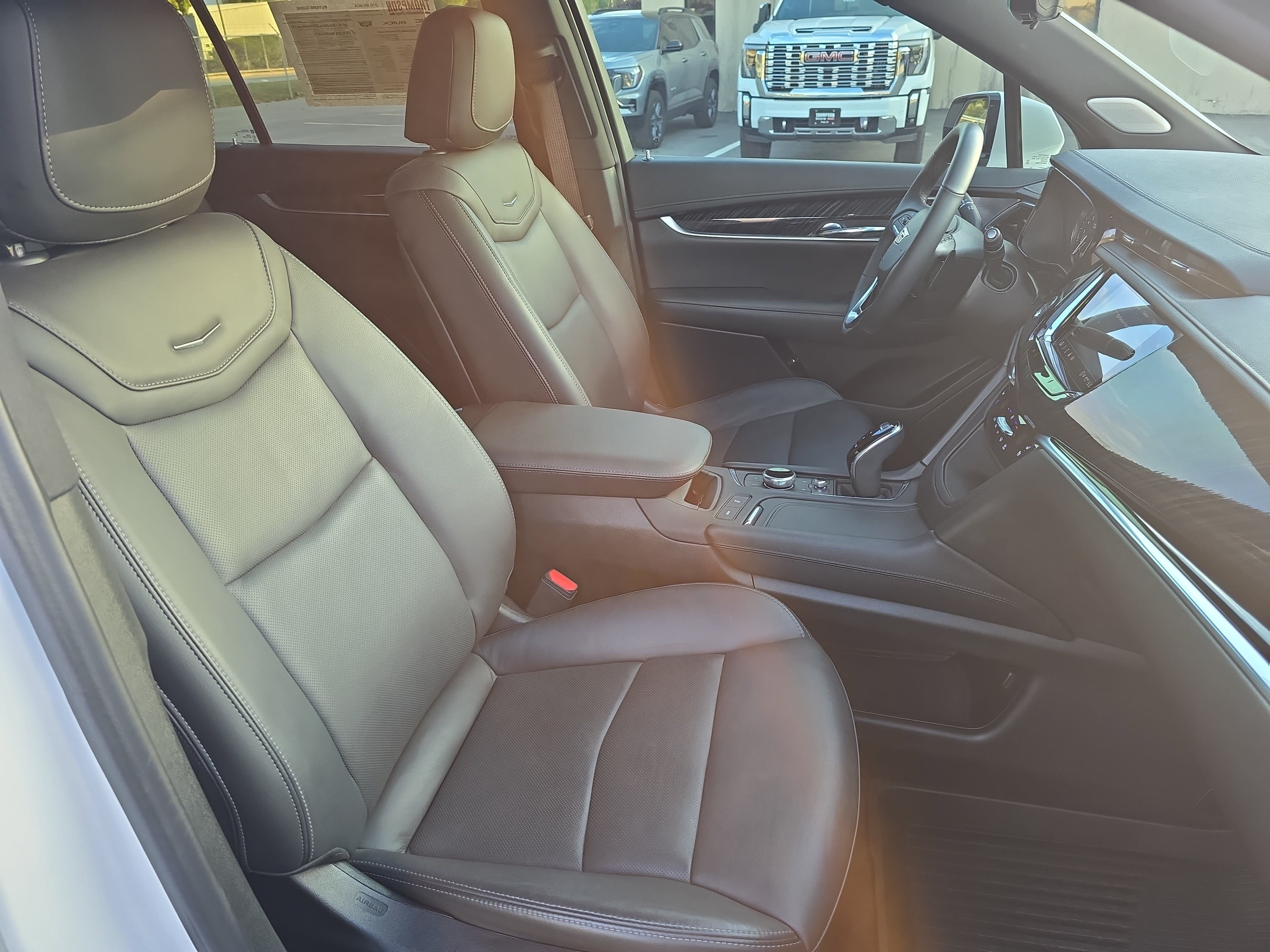 Used 2023 Cadillac XT6 Premium Luxury w/ Technology Package FWD image 10