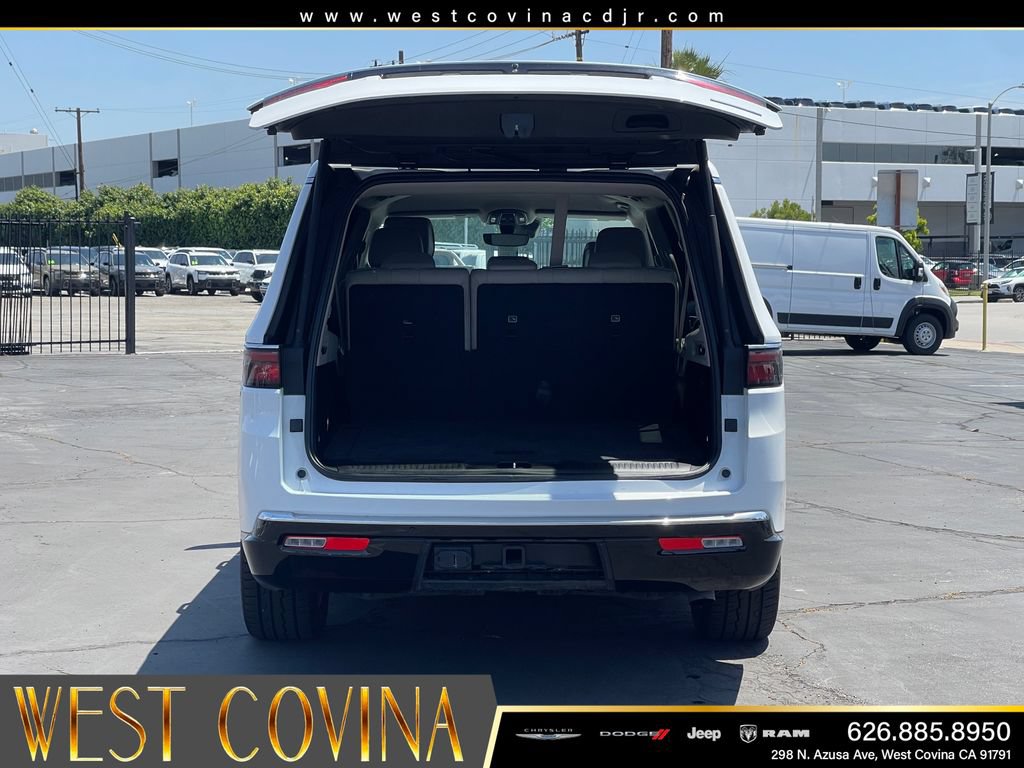 Used 2024 Jeep Wagoneer L Series III w/ Flexible Seating Group AWD/4WD image 9