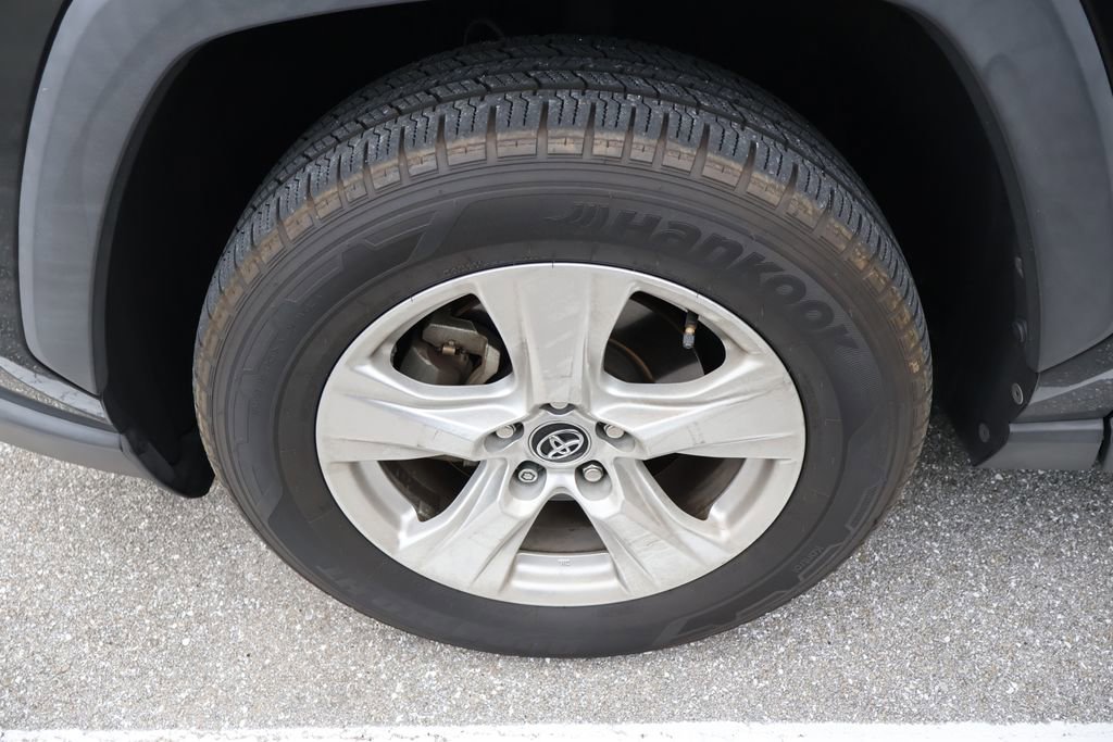 Used 2021 Toyota RAV4 XLE w/ Convenience Package image 4