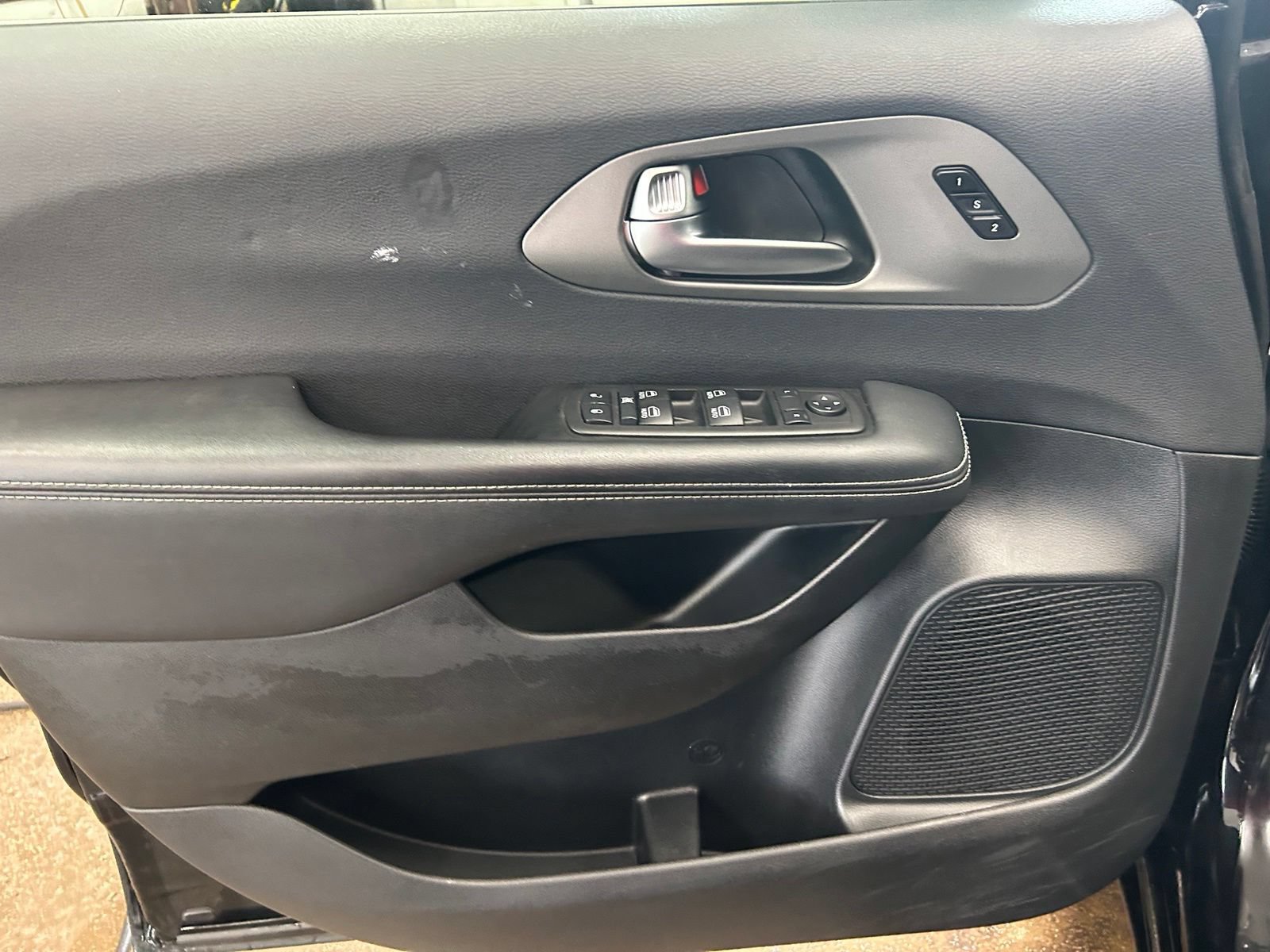 Certified 2025 Chrysler Pacifica Select FWD image 12
