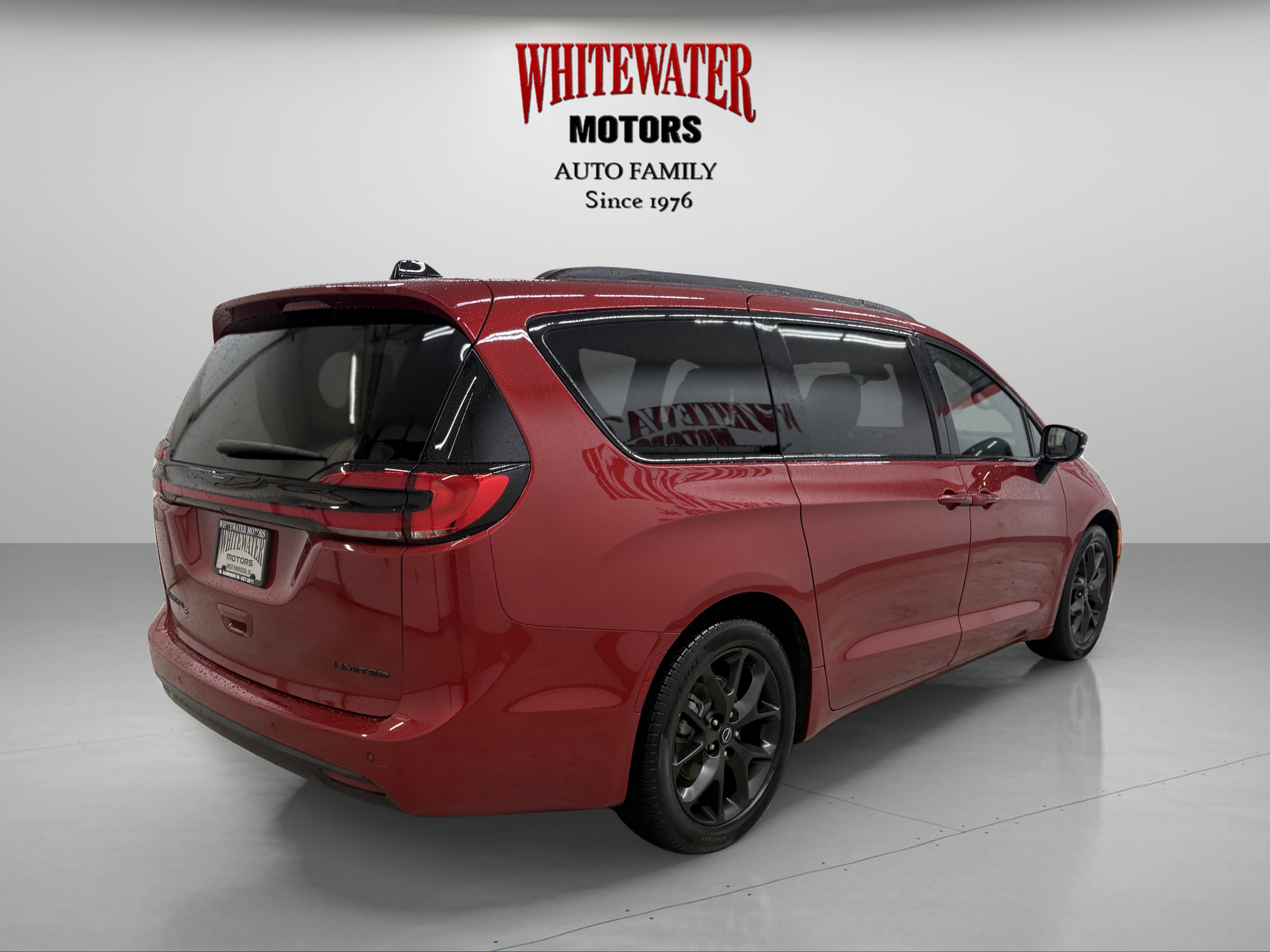 Used 2025 Chrysler Pacifica Limited image 4