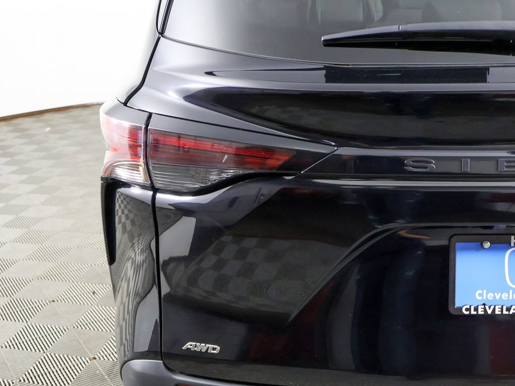 Used 2024 Toyota Sienna LE AWD/4WD image 14