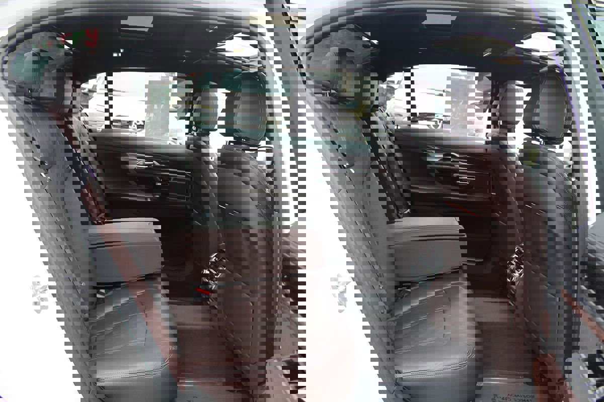 Used 2018 BMW 740i image 27