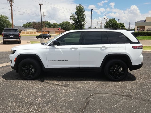 Used 2022 Jeep Grand Cherokee Altitude AWD/4WD image 2