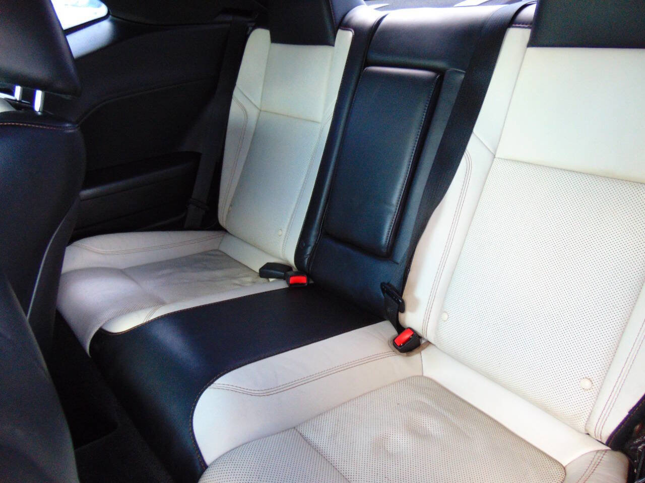 Used 2015 Dodge Challenger SXT Plus w/ Driver Convenience Group RWD image 10