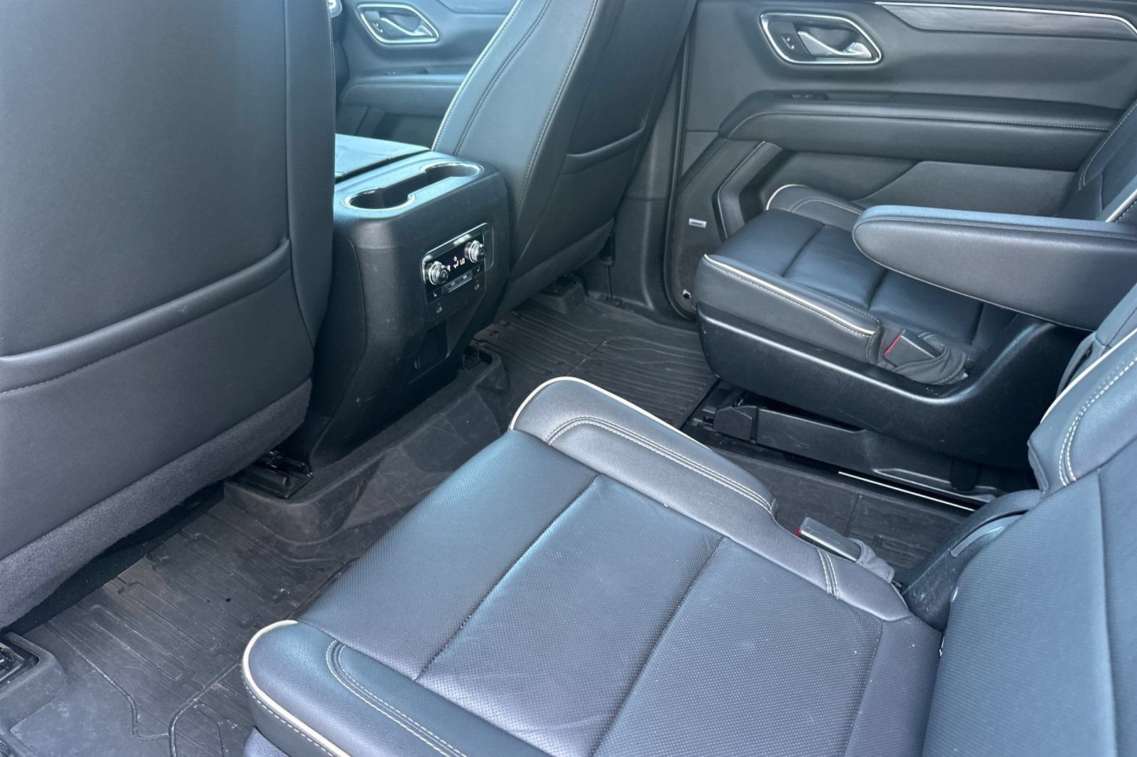 Used 2024 GMC Yukon XL SLT w/ SLT Luxury Package AWD/4WD image 14