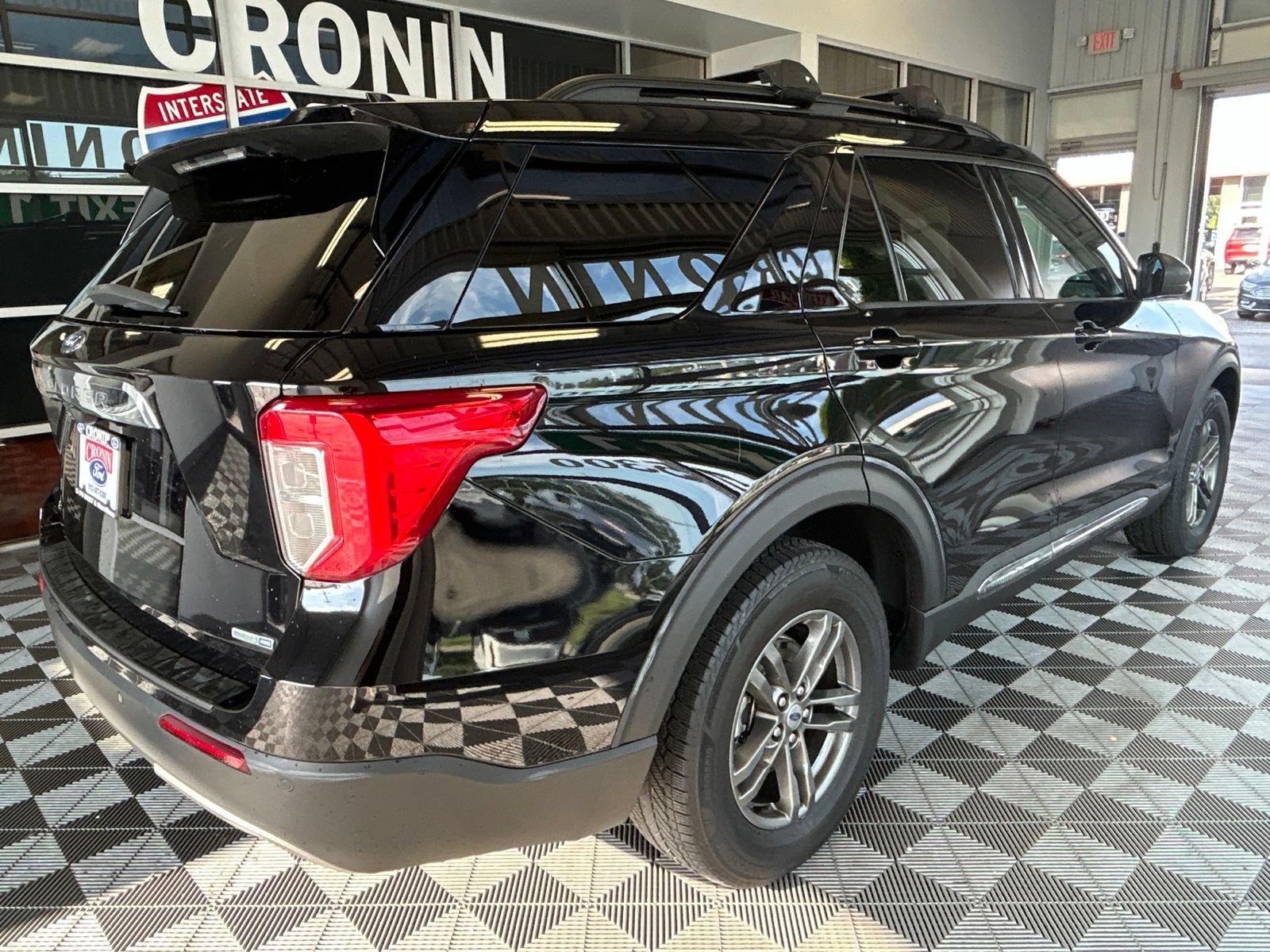 Used 2020 Ford Explorer XLT w/ Equipment Group 202A AWD/4WD image 6