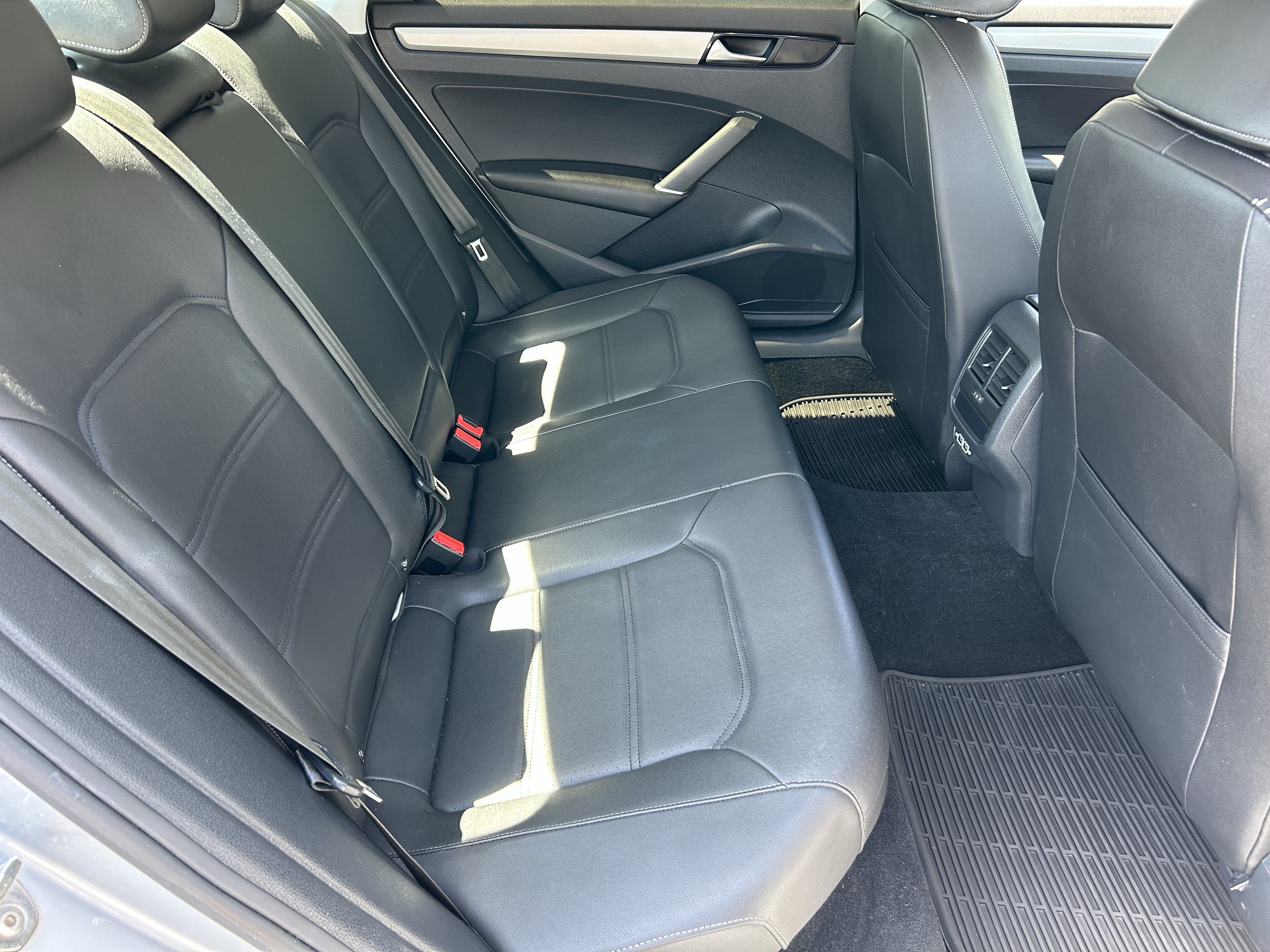 Used 2020 Volkswagen Passat 2.0T SE FWD image 11