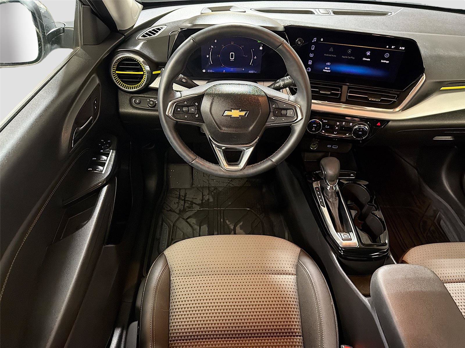 Used 2025 Chevrolet Trax LT w/ Driver Confidence Package FWD image 2