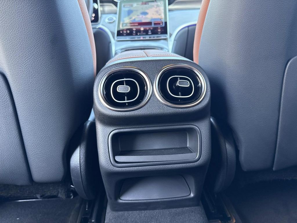 Used 2025 Mercedes-Benz GLC 300 4MATIC image 16