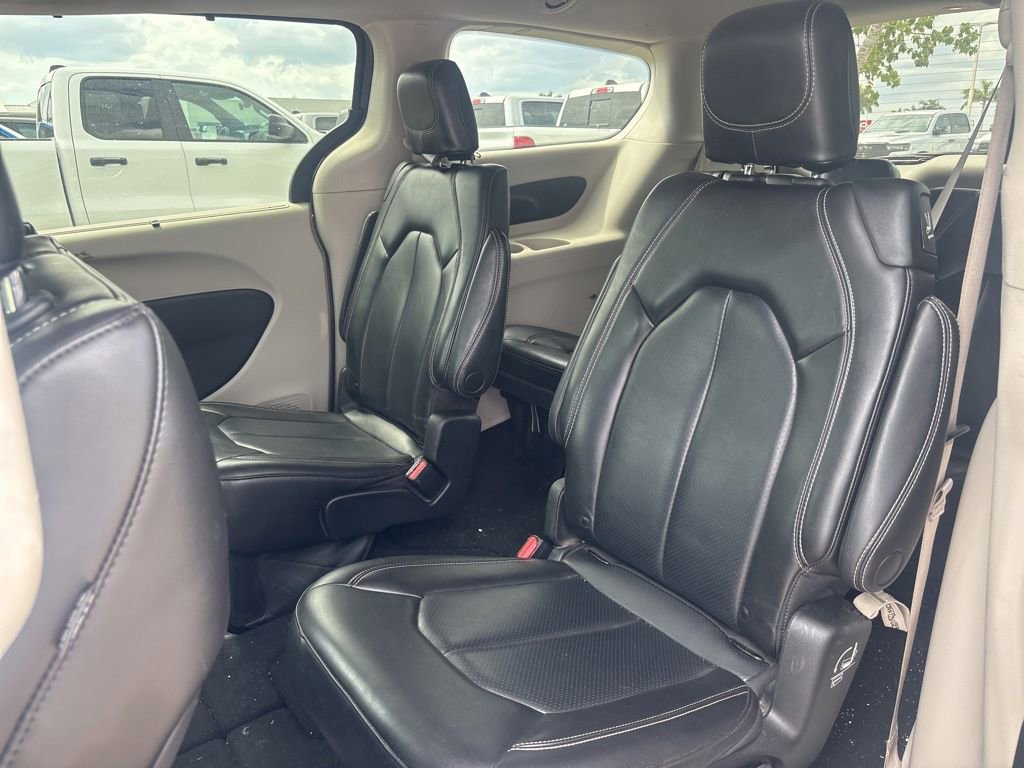 Used 2023 Chrysler Pacifica Touring-L FWD image 11