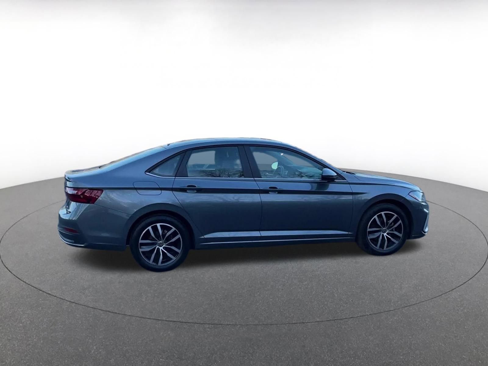 Used 2025 Volkswagen Jetta SE image 12