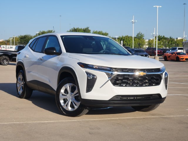 Used 2026 Chevrolet Trax LS FWD image 2