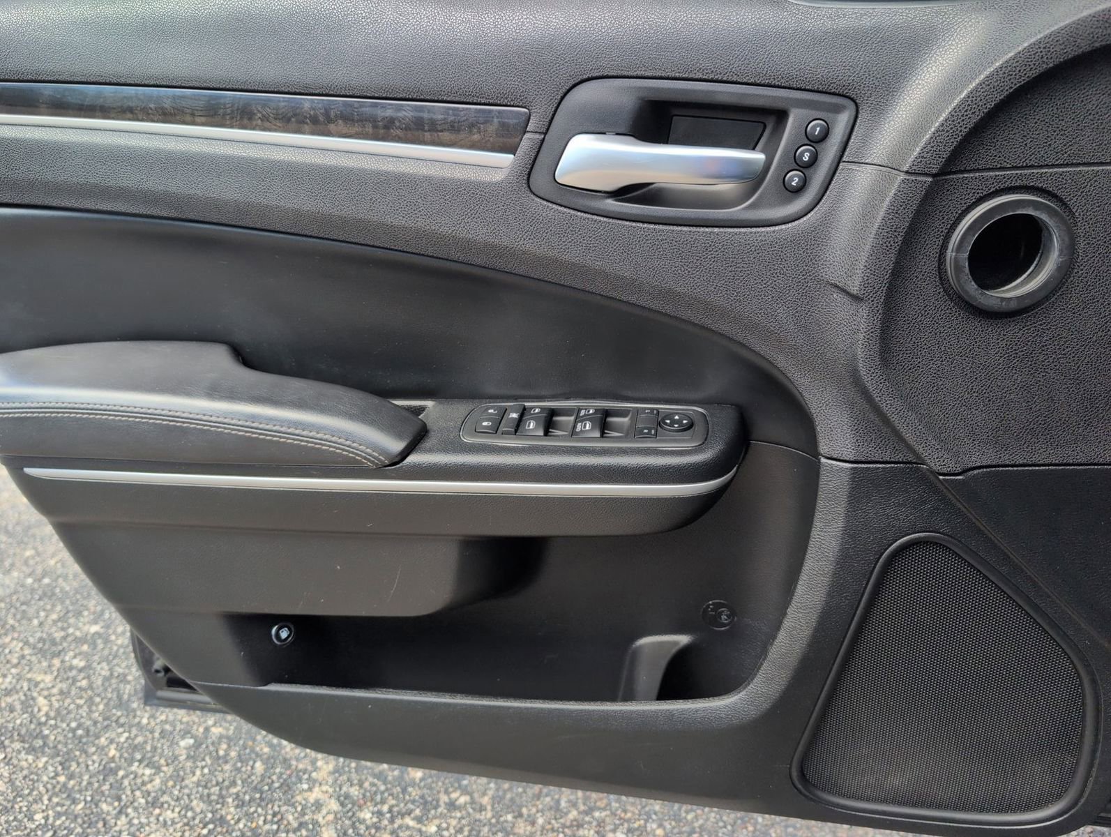 Used 2019 Chrysler 300 Limited image 15