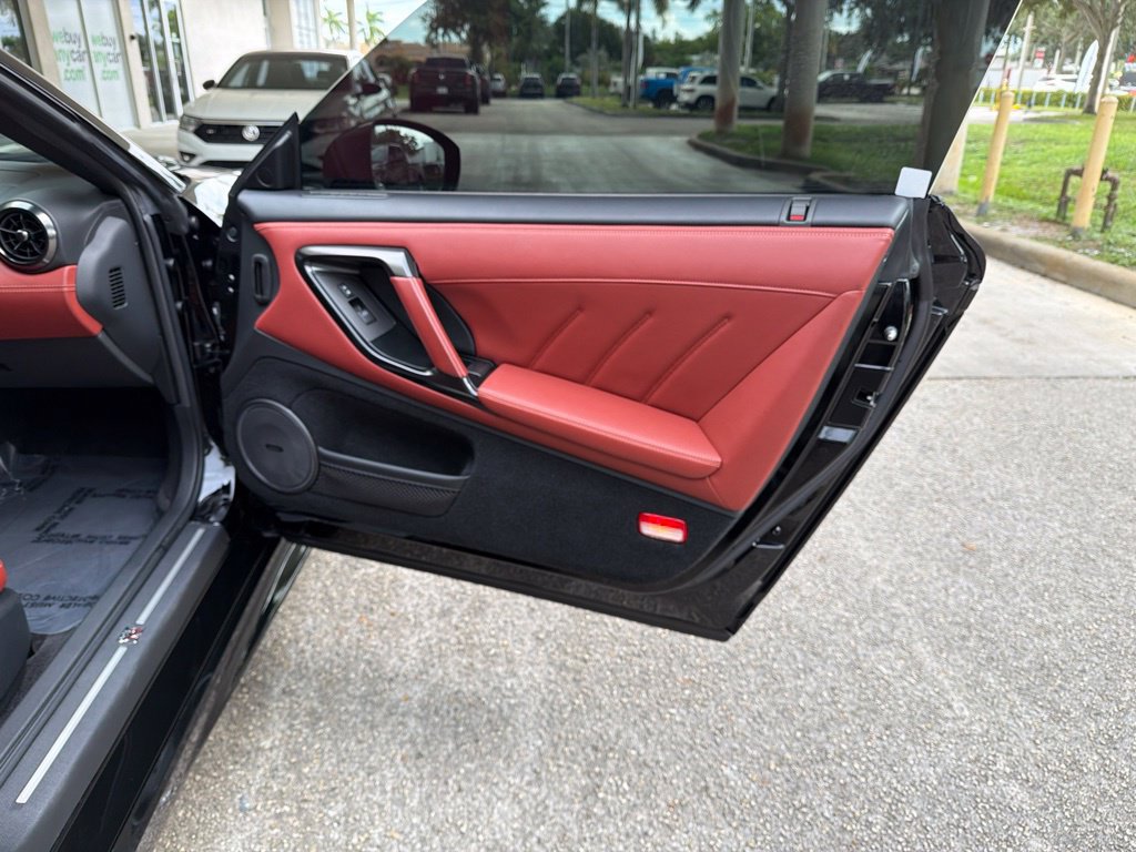 Used 2021 Nissan GT-R Premium AWD/4WD image 33