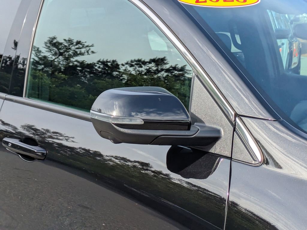 Used 2025 Chevrolet Traverse LT w/ Driver Confidence Package FWD image 11