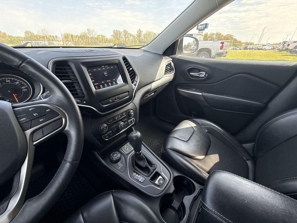 Used 2019 Jeep Cherokee Latitude Plus w/ Cold Weather Group AWD/4WD image 19