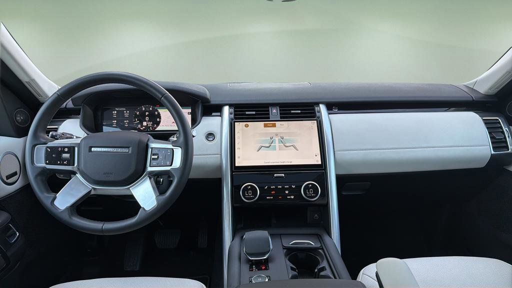Used 2025 Land Rover Discovery S image 7