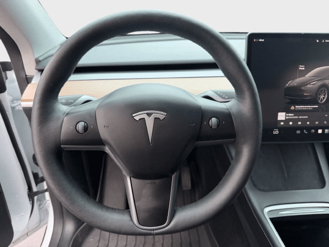 Used 2024 Tesla Model Y Long Range AWD/4WD image 18