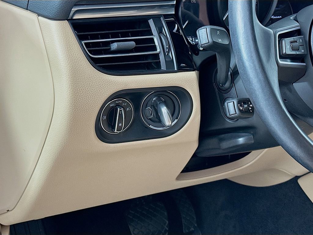 Certified 2023 Porsche Macan AWD/4WD image 11