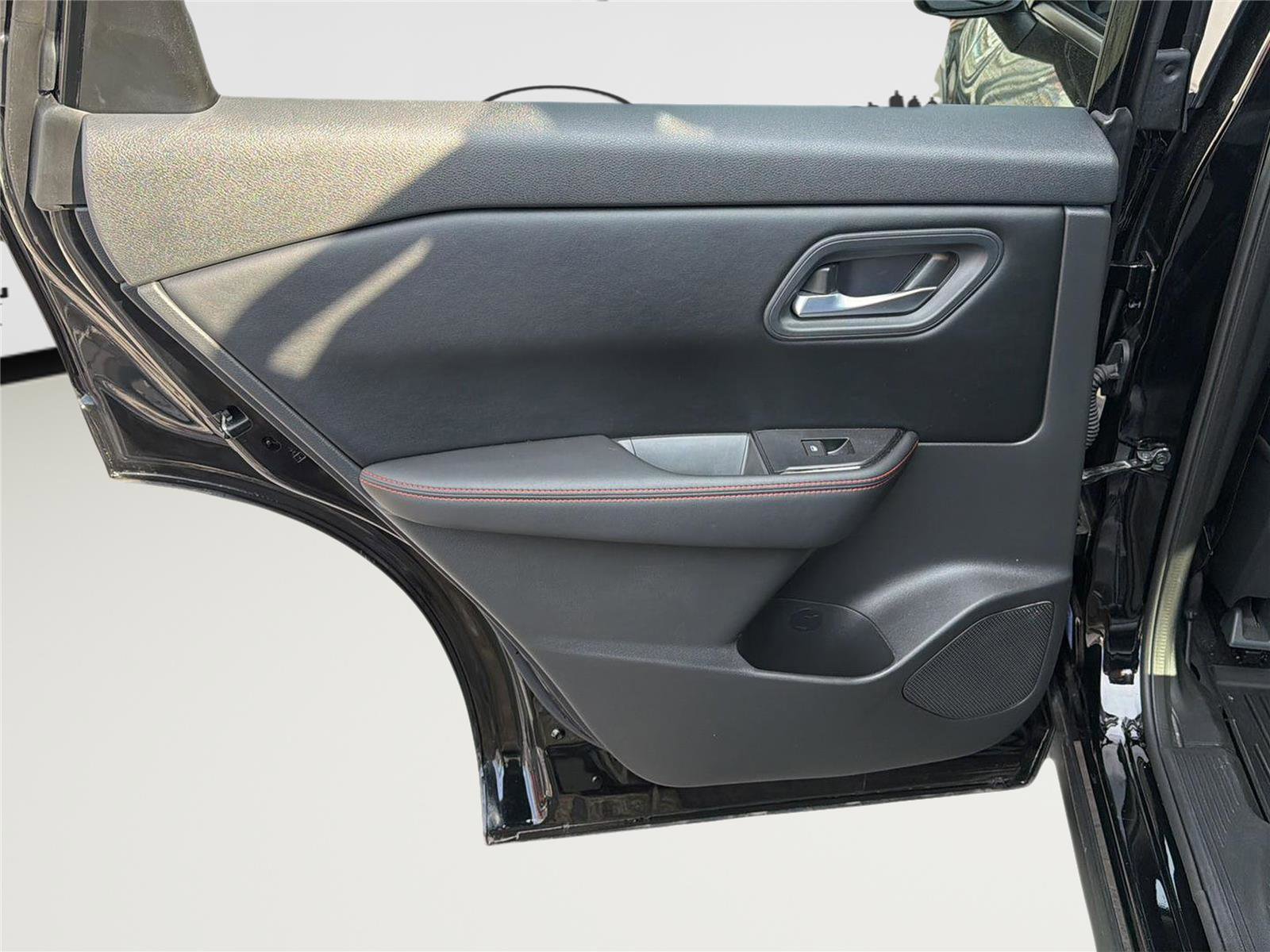 Used 2025 Nissan Rogue SV image 23