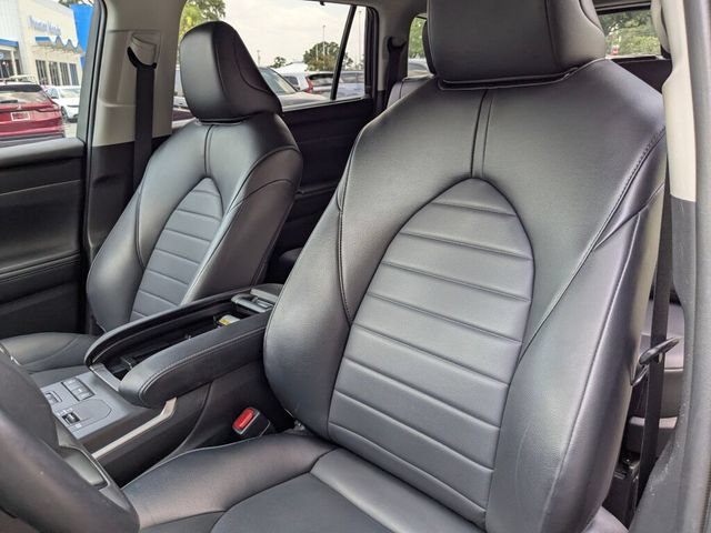 Used 2022 Toyota Highlander XLE FWD image 29
