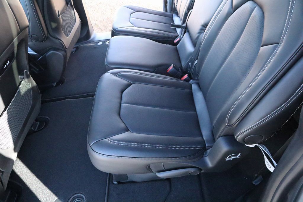 New 2026 Chrysler Pacifica Select FWD image 11