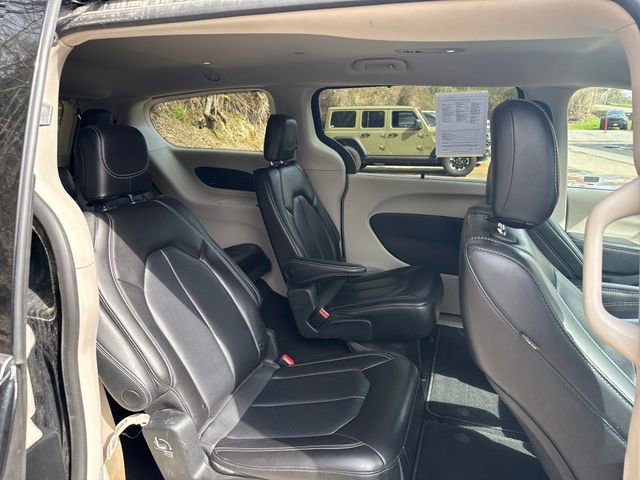 Used 2023 Chrysler Pacifica Touring-L image 12