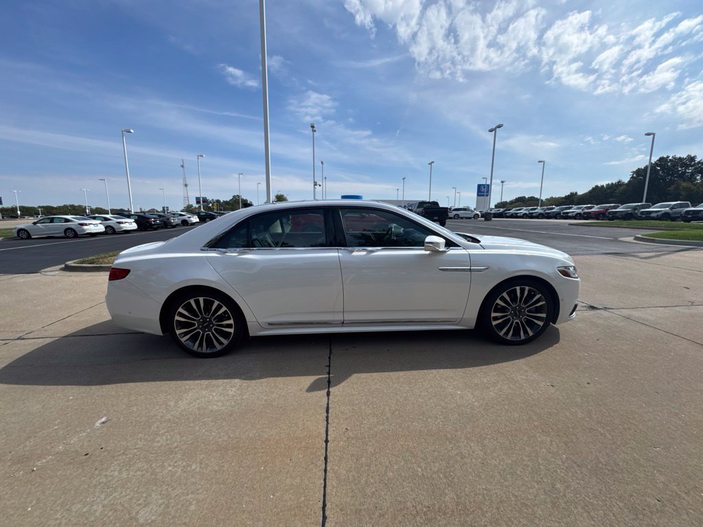 Used 2018 Lincoln Continental Select AWD/4WD image 3