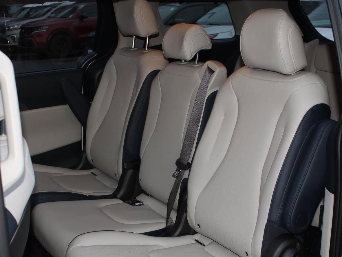 New 2026 Kia Carnival EX image 17