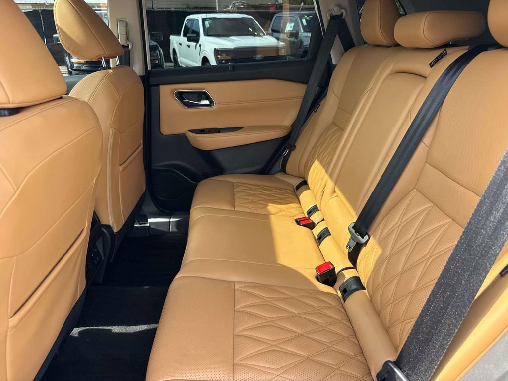 Used 2023 Nissan Rogue Platinum w/ Platinum Premium Package FWD image 11