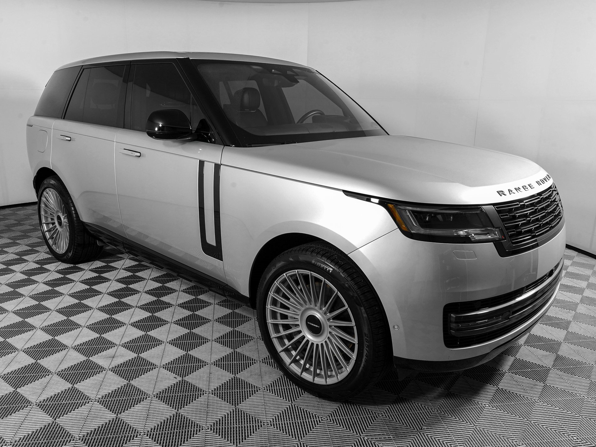 Used 2023 Land Rover Range Rover SE image 3