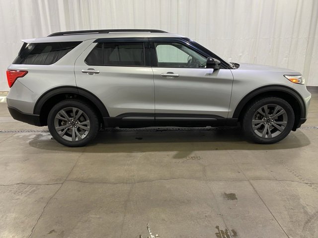 Used 2022 Ford Explorer XLT w/ Equipment Group 202A image 2