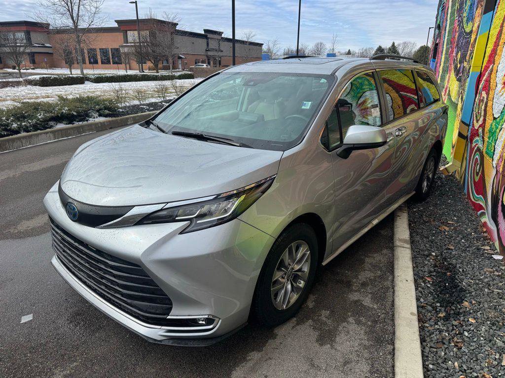 Used 2022 Toyota Sienna XLE image 6