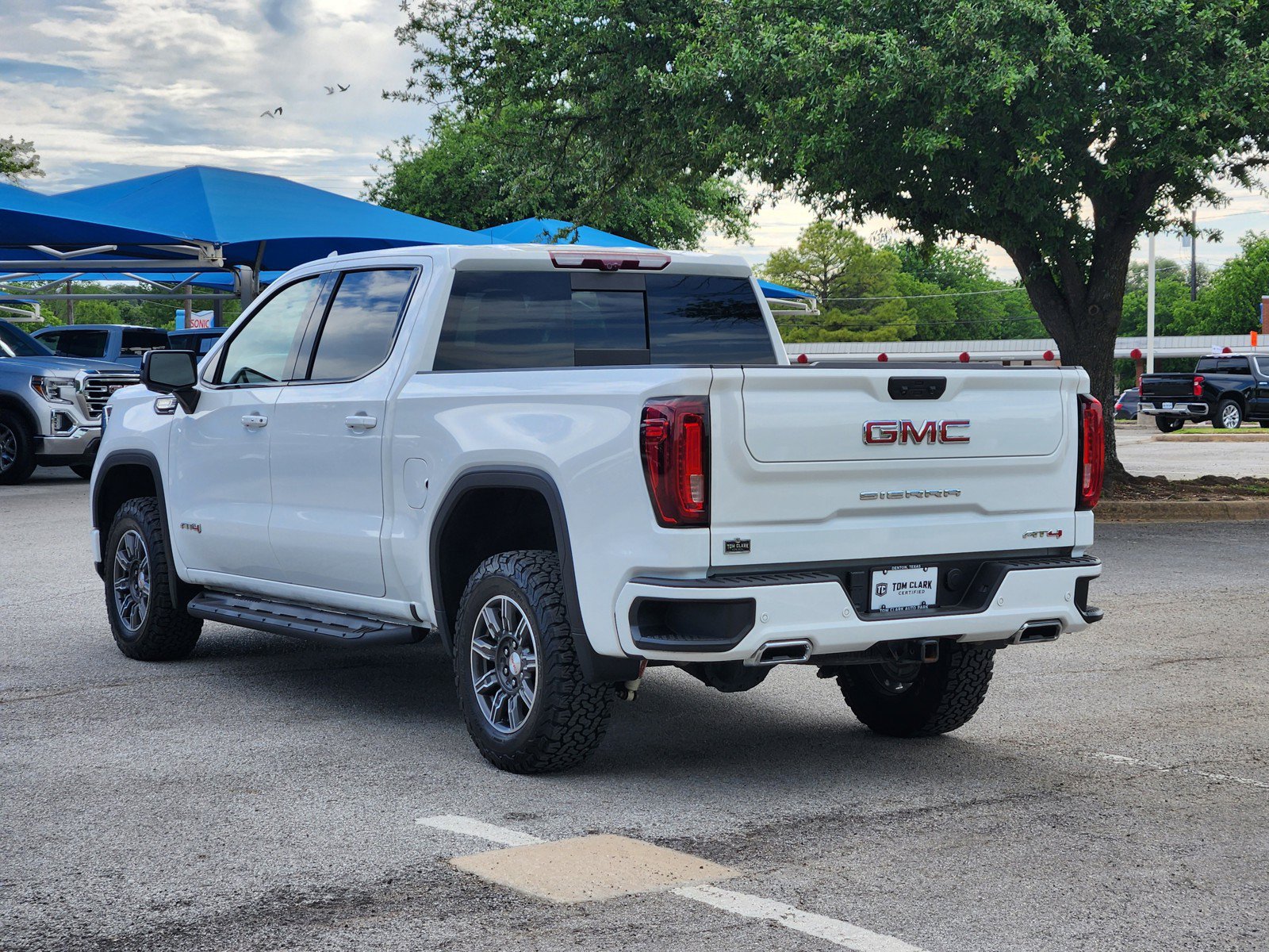 Used 2024 GMC Sierra 1500 AT4 w/ Technology Package AWD/4WD image 4