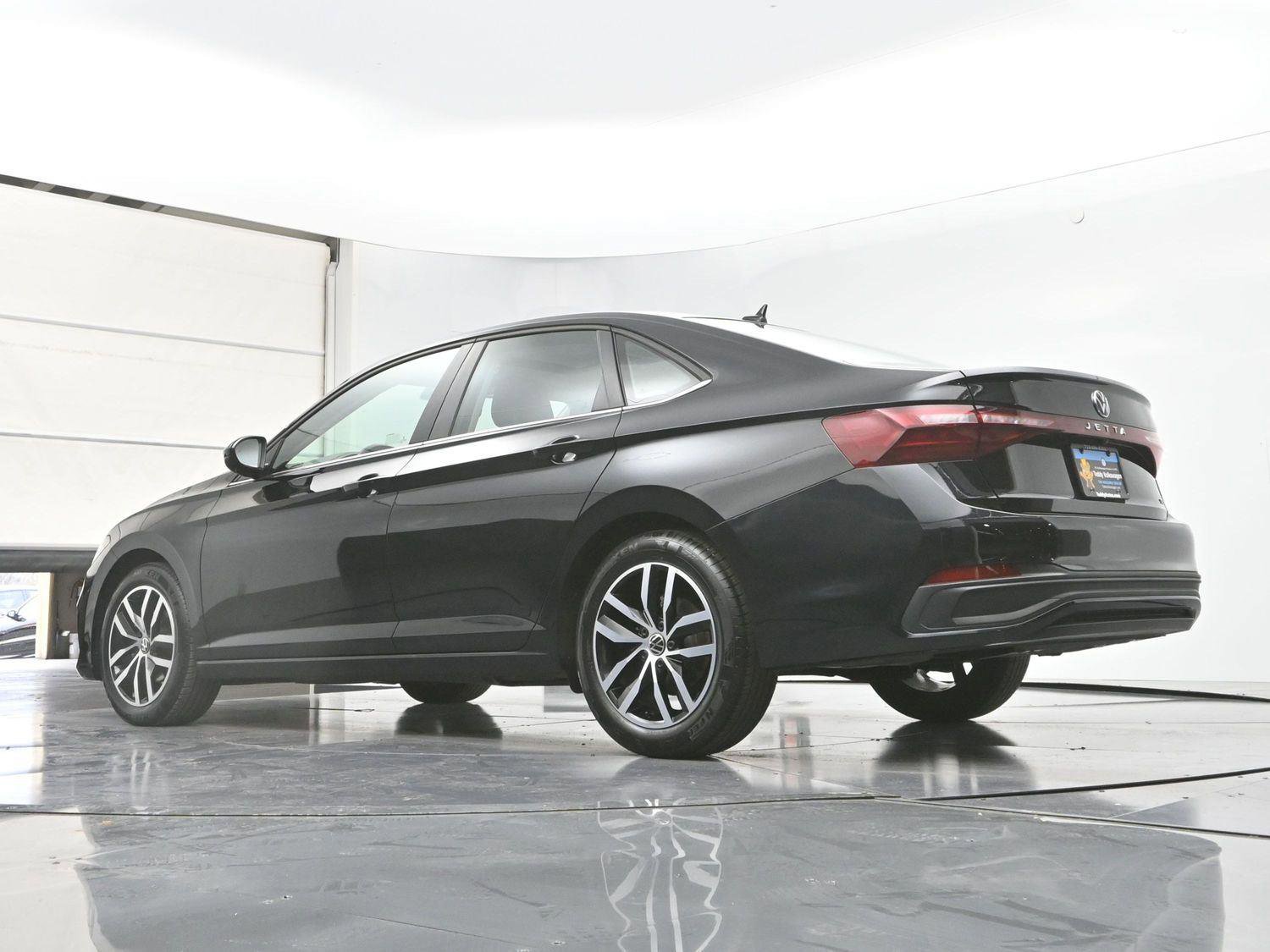 Certified 2025 Volkswagen Jetta SE w/ Sunroof Package image 29