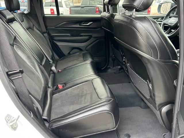 Used 2023 Jeep Grand Cherokee Altitude image 14