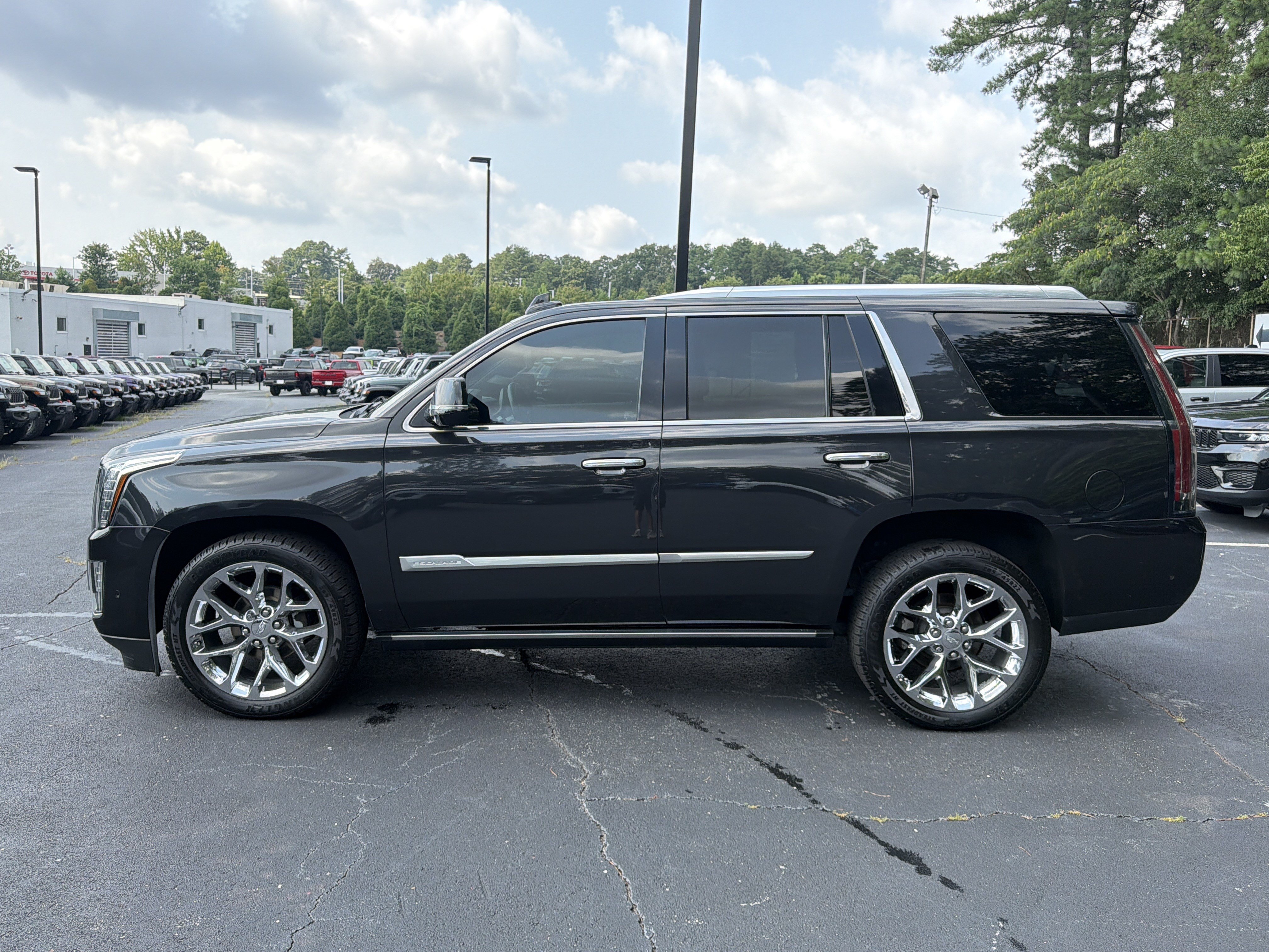 Used 2019 Cadillac Escalade Platinum AWD/4WD image 4