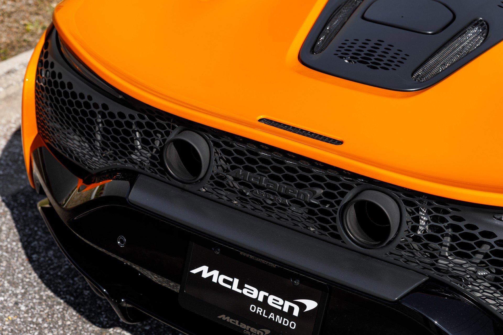 Used 2025 McLaren Artura image 2