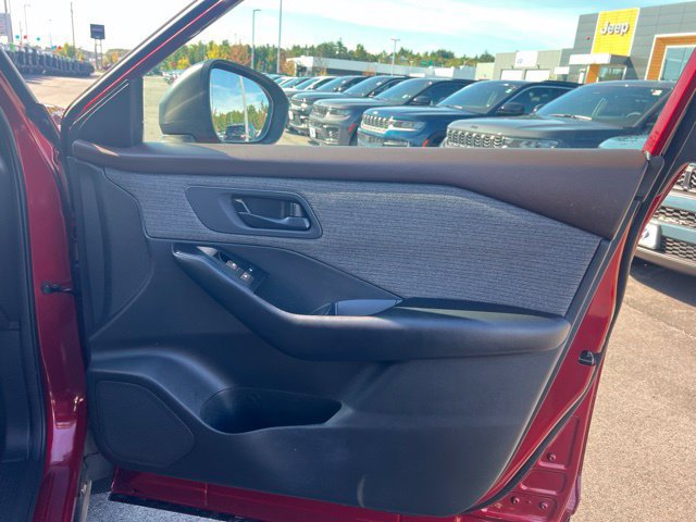 Used 2023 Nissan Rogue S AWD/4WD image 28