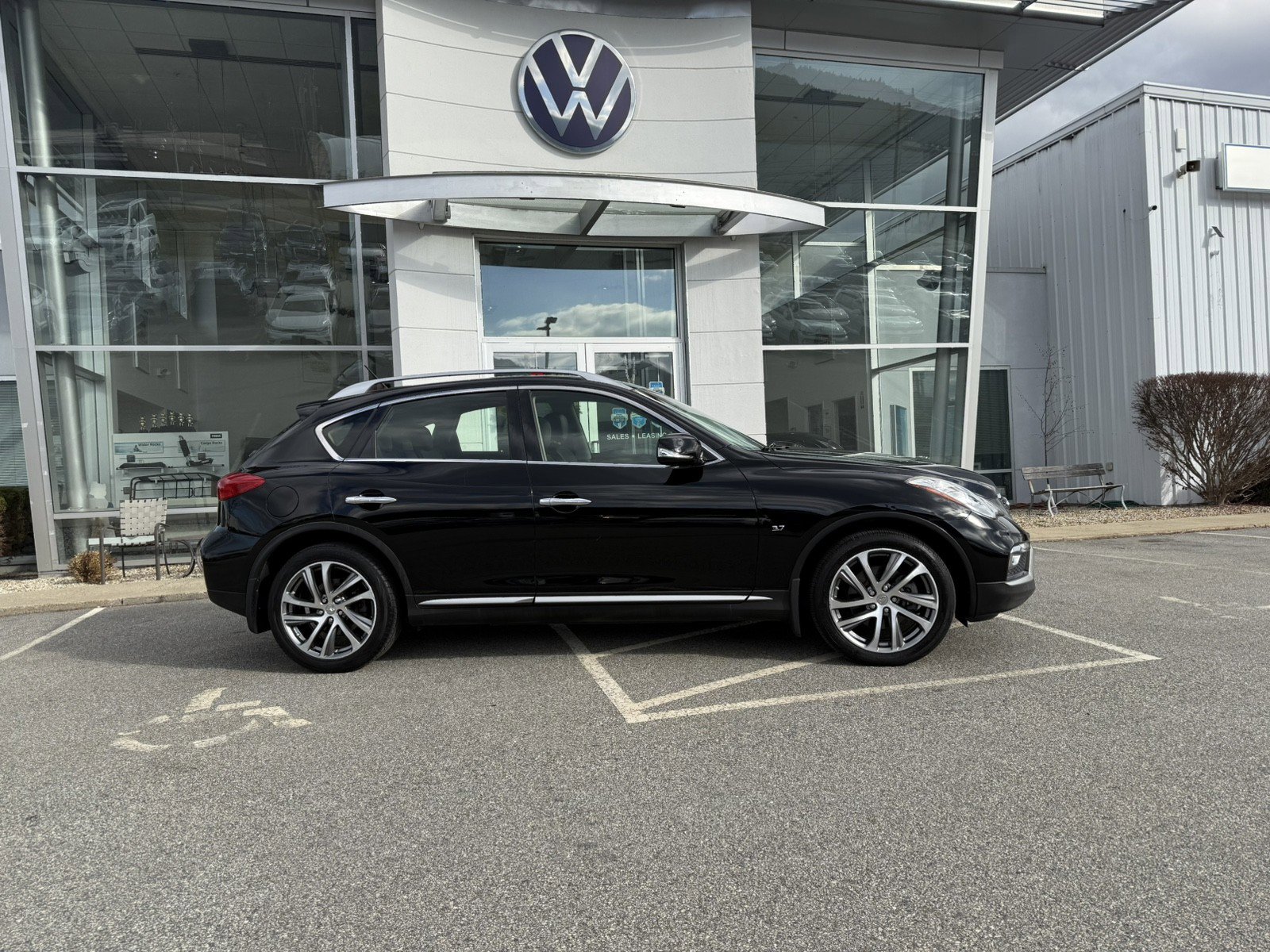 Used 2017 INFINITI QX50 AWD w/ Deluxe Touring Package image 2