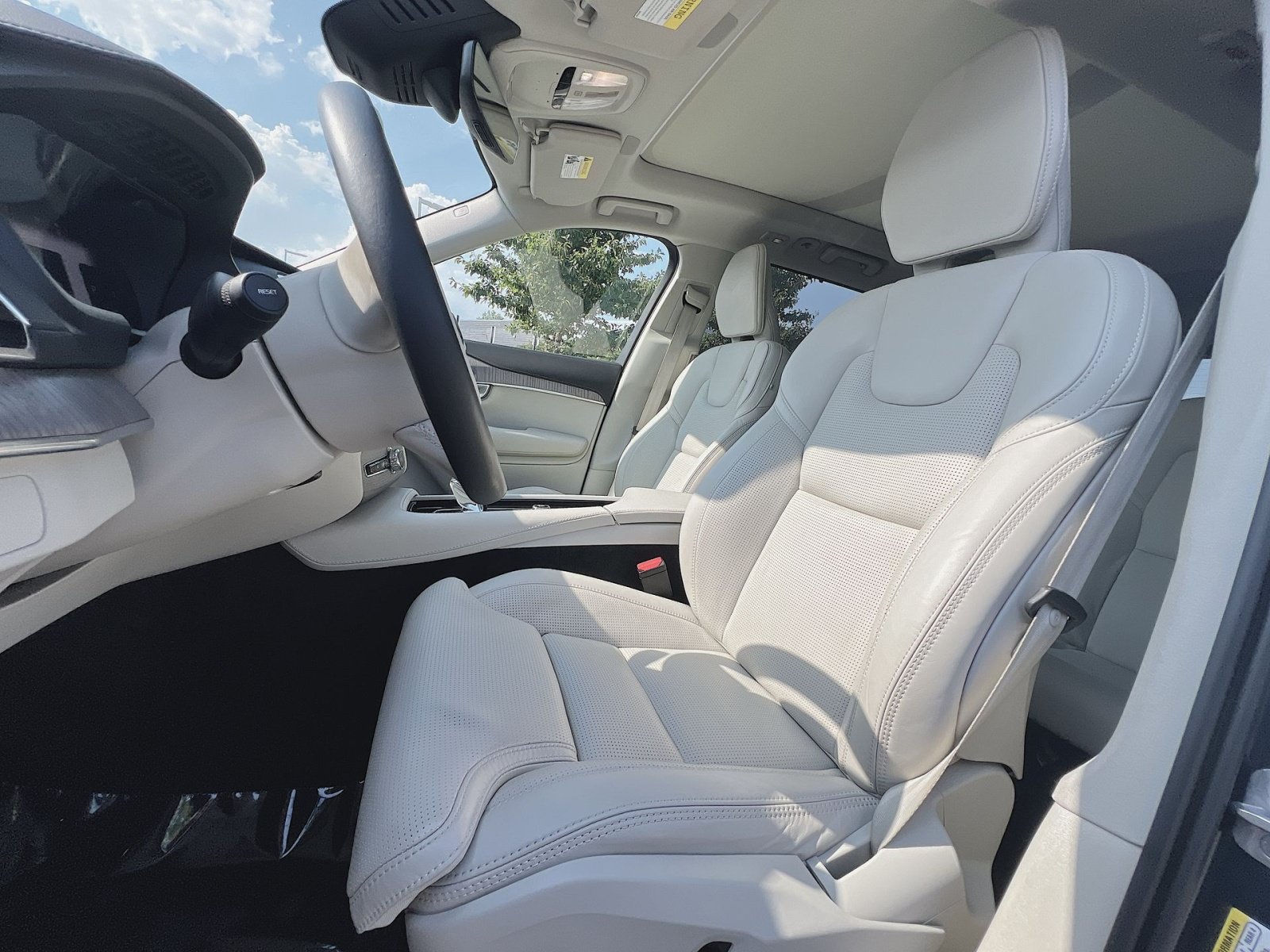 Certified 2024 Volvo XC90 B6 Ultimate w/ Protection Package Premier AWD/4WD image 13