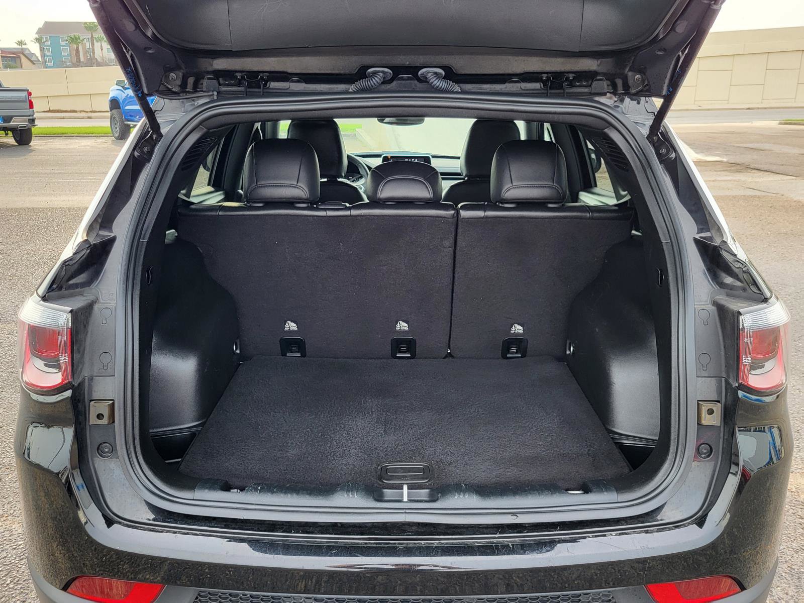 Used 2025 Jeep Compass Latitude image 12