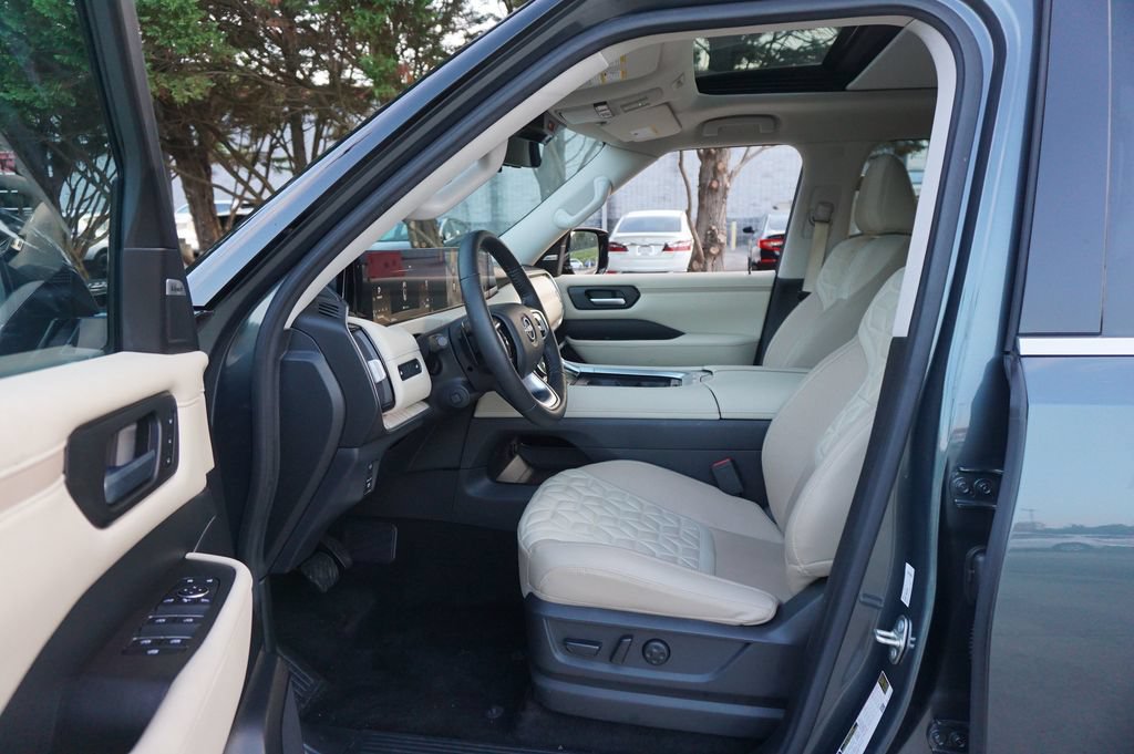 Used 2025 Nissan Armada Platinum RWD image 2