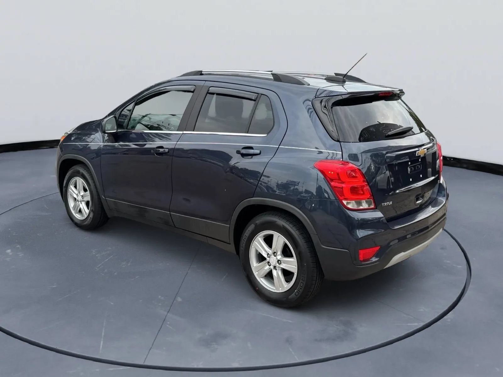 Used 2018 Chevrolet Trax LT w/ LPO, Cargo Package FWD image 6