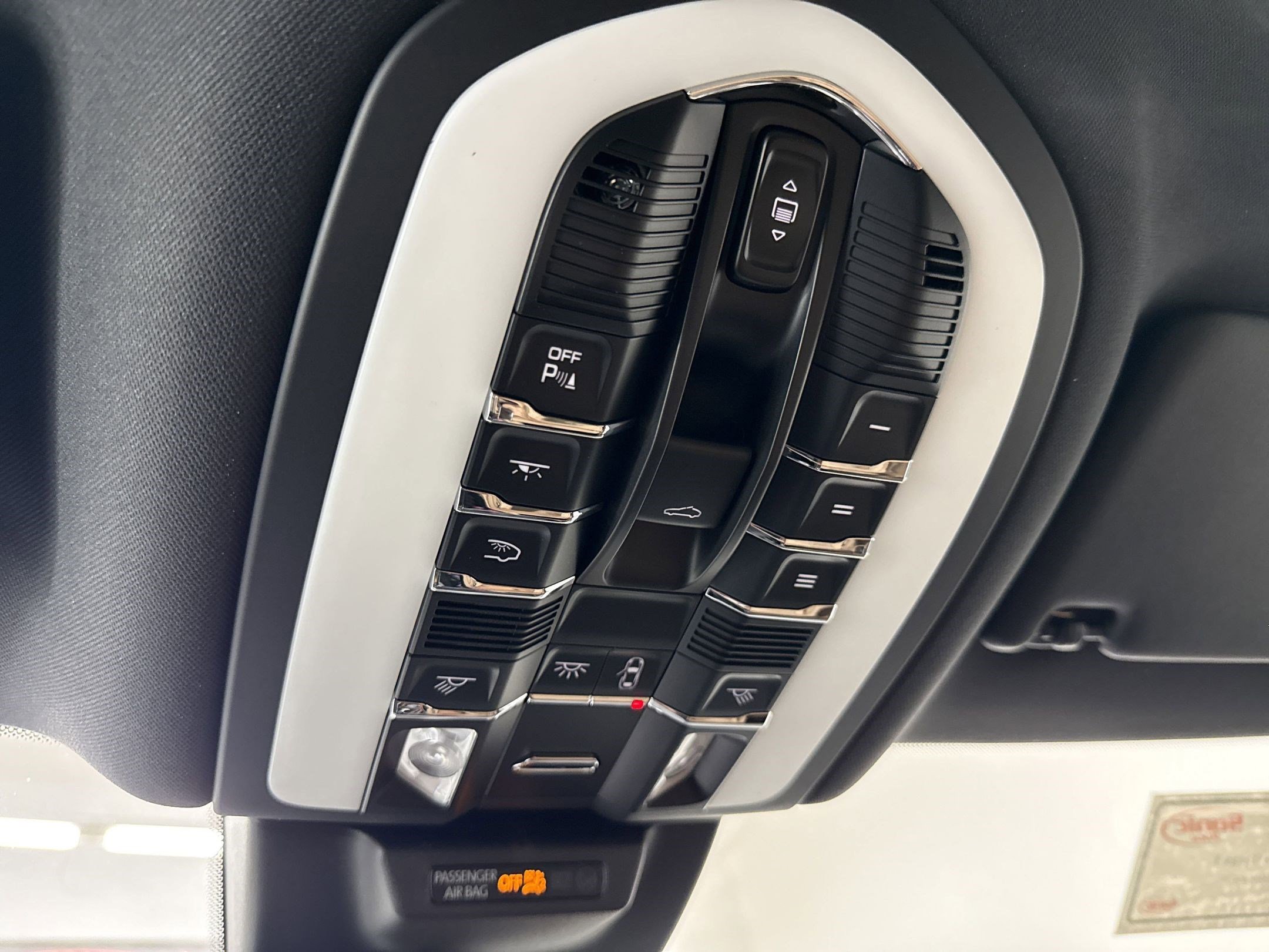 New 2025 Porsche Macan Turbo image 31