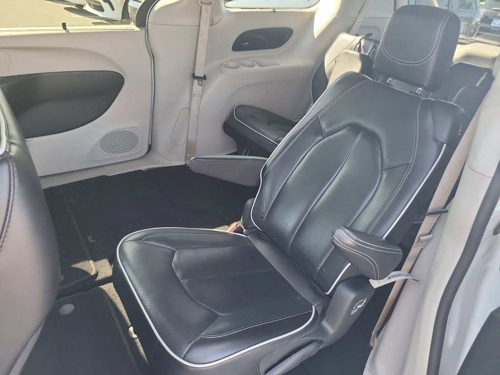 Used 2023 Chrysler Pacifica Limited image 12